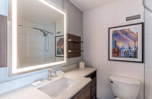 Emeryville Hotel | Ideal Location! Pet-Friendly Property, Onsite Parking, Near Berkeley Art Museum