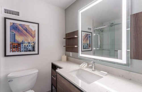 Emeryville Hotel | Ideal Location! Pet-Friendly Property, Onsite Parking, Near Berkeley Art Museum