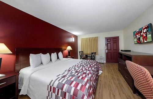 Ellenton Hotel | Ideal Mix of Comfort and Value! Outdoor Pool, Free Parking, Pet-friendly!