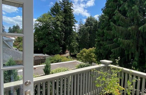 Kerns House | Ideal SE location-Laurelhurst Park- 2 bedrooms, sleeps 5, family friendly.