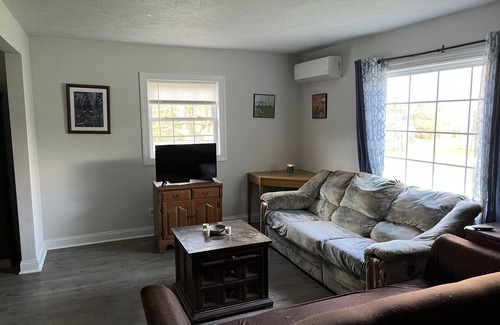 Gray House | Ideal spot for fall adventures - 10 min. from Ligonier. Pets welcome.