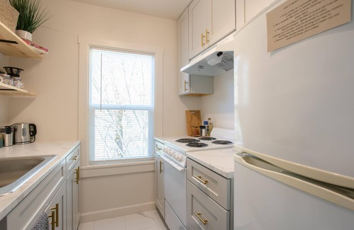 Gold Hill Apartment | Ideal stopover location right off I-5, nestled in a scenic area by the Rogue River. Enjoy the peaceful sounds of the river while having quick access to major travel routes and nearby towns.