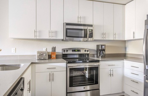Sunnyvale Apartment | Ideal Sunnyvale 2BR w/Gym, Pool, Courts, near Tech HQs, by Blueground