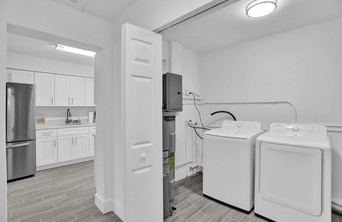 North Andrews Gardens House | Ideal Weekly Stay w/Backyard BBQ, 10mins to Beach/Airport, 25mins to Miami