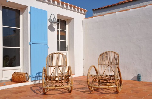Barbatre House | Ideally located, contemporary house on the dune and sea view