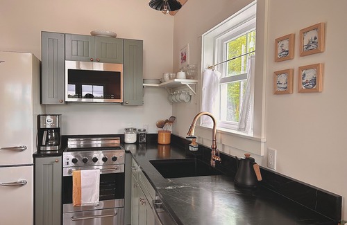 Mount Holly Cottage | Idlewild Cottage: A cozy lakeside cottage in Mount Holly, VT