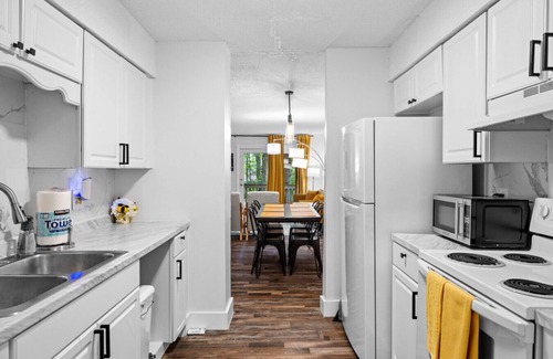 Ashley Oaks House | Idlewood Townhomes 1 KING 2 QUEEN BEDS Apt 4