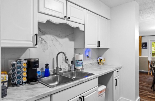 Ashley Oaks House | Idlewood Townhomes 1 KING 2 QUEEN BEDS Apt 4