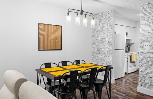 Ashley Oaks House | Idlewood Townhomes 1 KING 2 QUEEN BEDS Apt 4
