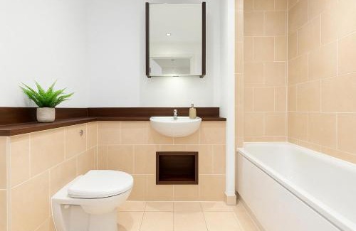 Rotherhithe Apartment | Idyllic 2 Bed Flat with Balcony in Canada Water