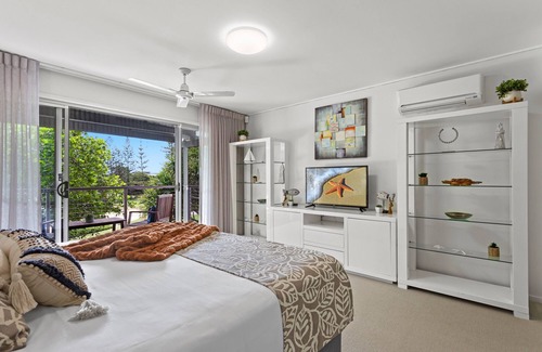 Twin Waters House | Idyllic 4-Bed Beachfront Lagoon House with Pool
