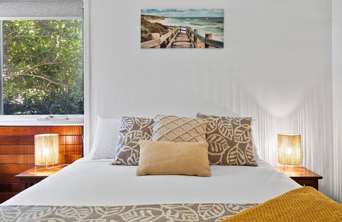 Twin Waters House | Idyllic 4-Bed Beachfront Lagoon House with Pool