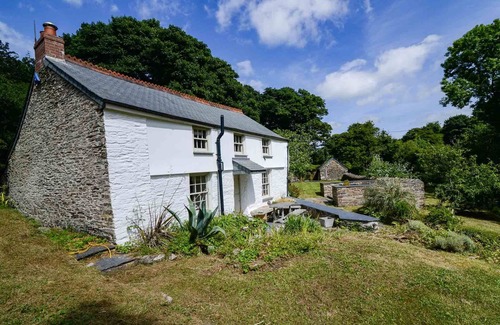 Treator Cottage | Idyllic and magical mill house in St Ervan, Cornwall with a magical garden