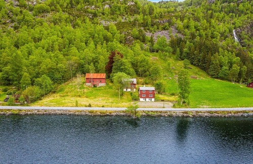 Gjesdal House | Idyllic cottage located between fjords & mountains