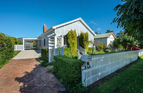 Central Mudgee House | Idyllic Country Cottage Escape at The Secret Garden