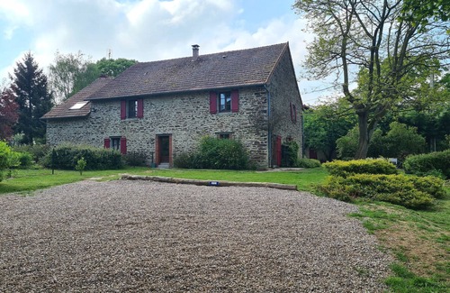 Vigoulant Cottage | Idyllic Farmhouse Retreat with Private Pool, Fishing Pond, and Family Amenities in Berry