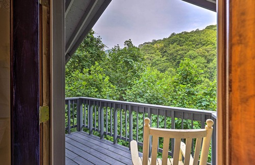 Roan Mountain Cabin | Idyllic Roan Mountain Cabin Across from Creek