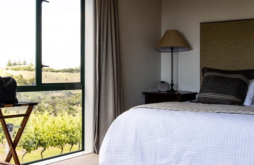Tutukaka Apartment | Idyllic, secluded vineyard property perched above Waiparore Cove