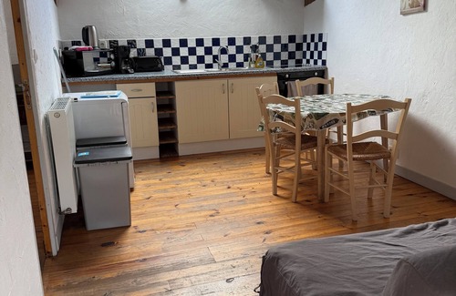 Ernes Apartment | Ifs Appartment for persons with seasonal pool and jacuzzi