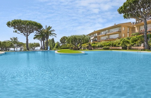 Calella de Palafrugell Apartment | ILLA 76 -Nice apartment with sea views, pool and near the beach of Calella