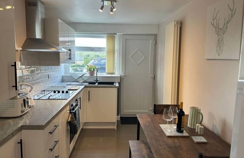 High Peak House | Immaculate 1-Bed House in Newtown, Disley