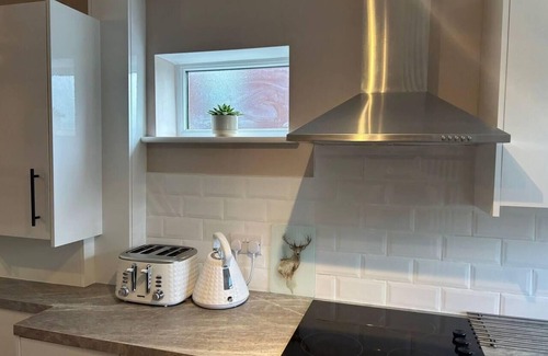 High Peak House | Immaculate 1-Bed House in Newtown, Disley
