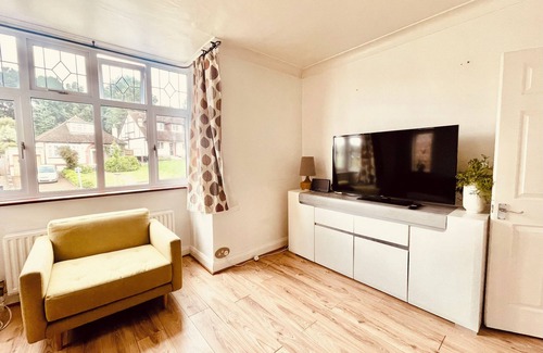 Cuffley House | Immaculate 2-Bed House in Potters Bar