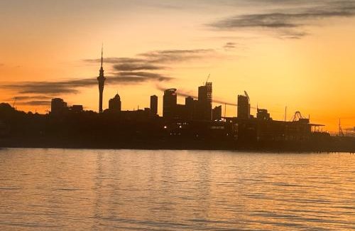 Auckland Central Business District Apartment | Immaculate 3 bd 2 bth apartment Free Carpark & pool