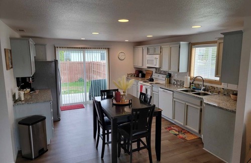 Moses Lake House | Immaculate 3BR/2BA Serene Central Neighborhood & Close to I-90 Fully Furnished