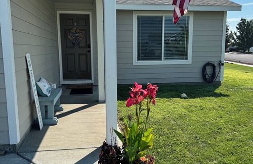 Moses Lake House | Immaculate 3BR/2BA Serene Central Neighborhood & Close to I-90 Fully Furnished