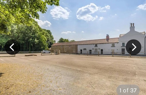 Kirk Sandall Cottage | Immaculate 6-bed Ivy House
