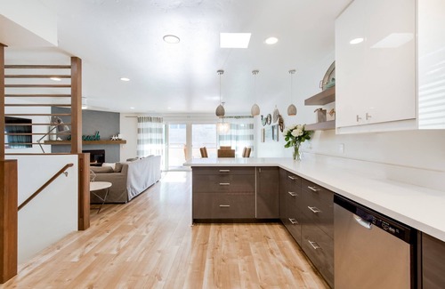 Santa Ana Heights House | Immaculate, beautiful duplex with AC, bikes and beach gear - steps to sand!