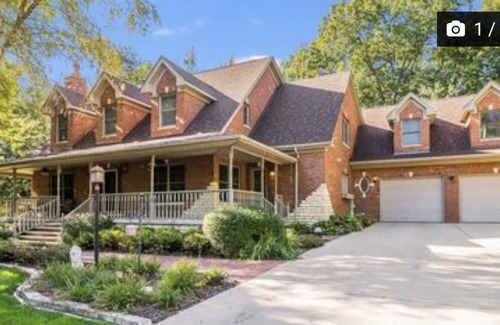 Newark House | Immaculate home on over 3 acres, near Starved Rock & Ottawa.