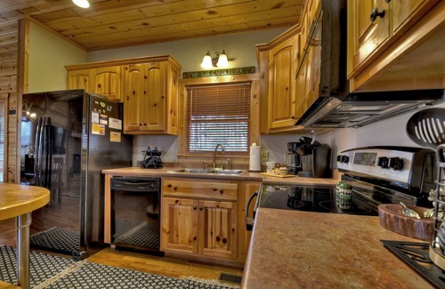 Eagle Mountain Cabin | Immerse in Nature at this family-sized, pet-friendly cabin in Ellijay. Enjoy hot tub, firepit, foosball, WiFi, and endless outdoor adventures