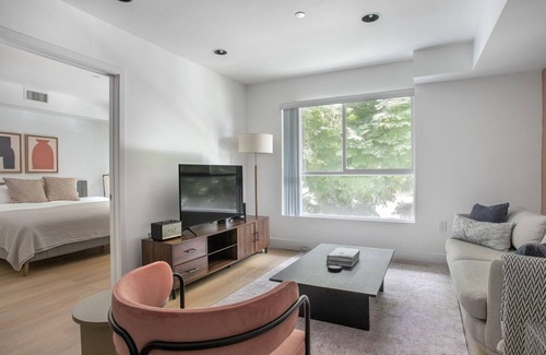 West Los Angeles Apartment | Impeccable Brentwood 1BR w/Gym & Rooftop, nr Shops & Bars, by Blueground