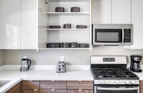 Campbell Apartment | Impeccable Campbell 1BR w/W/D, Pool, Gym, walk to WF + TJ, by Blueground