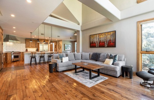 Avon Apartment | Impeccable Lakeside Penthouse!