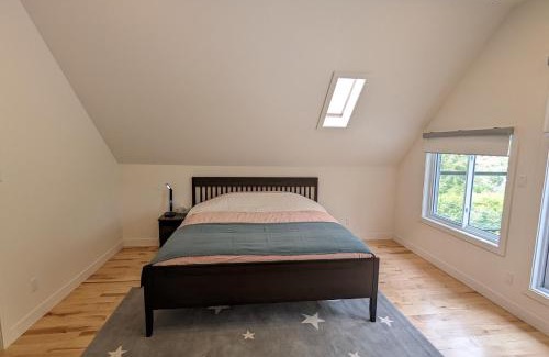 Fabreville House | Impeccable, modern, river view, renovated cottage