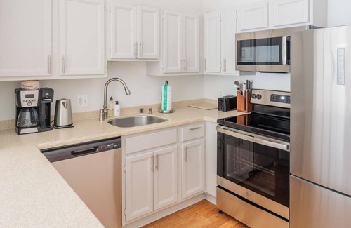 Mount Vernon Square House | Impeccable Shaw 2BR w/W/D, nr Convention Center, by Blueground