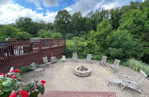 New Carlisle House | Impressive 3 bdr/3bth 25 mins from ND & beaches. Workout, game room, spa, & deck