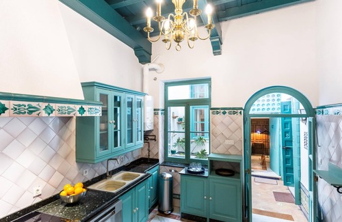 El Arenal Villa | Impressive 5 bedroom house in the city center with private pool and jacuzzi