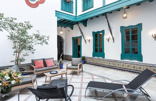 El Arenal Villa | Impressive 5 bedroom house in the city center with private pool and jacuzzi