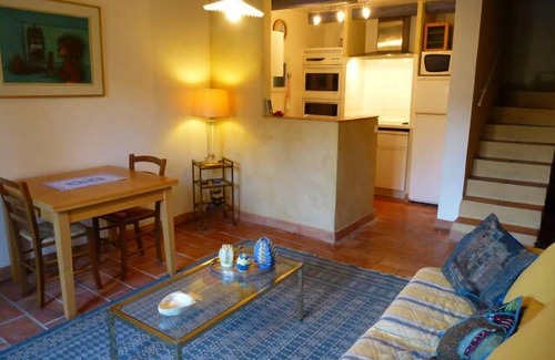 Roquemaure House | In a beautiful Provencal setting, airconditioned house for 2 with swimming pool