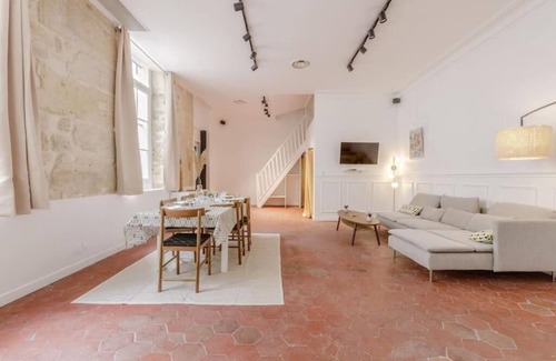 Quartier Saint-Ambroise Apartment | In a remarkable 17th cent building,less than 2 minute walk from Place des Vosges