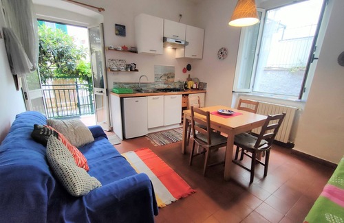 Agropoli Apartment | in the Agropoli historical center on the sea, with garden