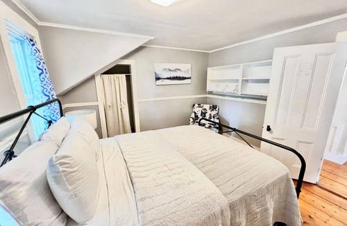 East Dorset House | In the Heart of East Dorset, Featuring a game house and a Hot Tub!