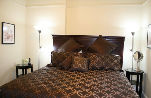 Elmwood House | In the Heart of Elmwood-Location is Everything! Discount for stays of 3-4 months
