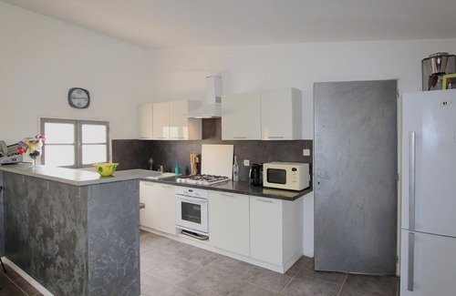 Lambesc House | In the heart of green Provence, in a park with olive trees welcomes you this beautiful Provencal vil