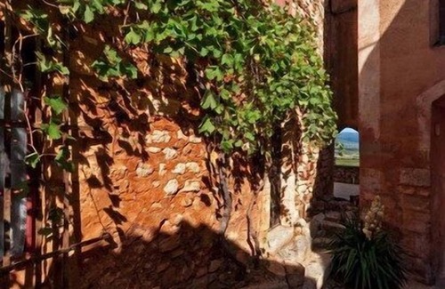 Roussillon House | In the heart of Roussillon Village