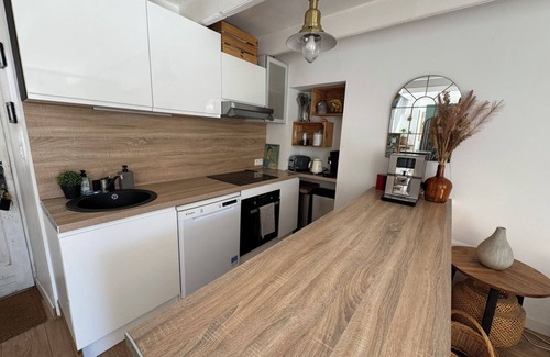 Belle Ile en Mer House | In the heart of the port of Sauzon "la maison du Port Vihan" with garden,